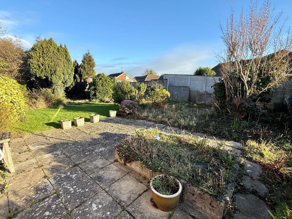 Lot: 153 - FOUR-BEDROOM BUNGALOW FOR REFURBISHMENT AND REPAIR - Garden to rear